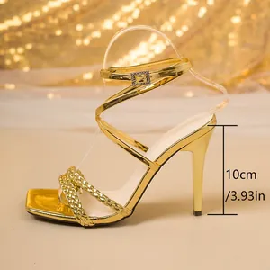 Detailansicht goldener Stöckelsandalen mit eckiger Zehenpartie und 10 cm Absatzhöhe