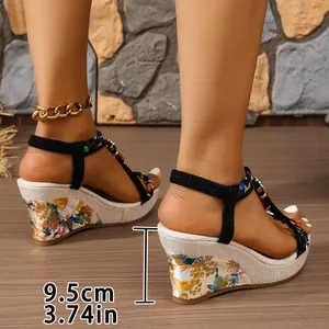 Detaillierte Ansicht der Damen Keilsandalen mit Blumenmuster und 9,5 cm Absatzhöhe