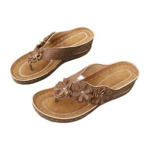 Modieuze bruine teenslippers met sleehak voor dames met bloemen en sprankelende strass