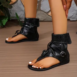 Schwarze hohe Römersandalen mit Krokoprägung und Metallschnalle, flache Sohle Design