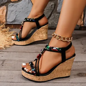 Detailansicht von Keilsandalen für Damen mit geflochtenen Riemen und Korksohle