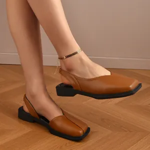 Vista dettagliata dei sandali slingback marroni con punta quadrata da donna sulla modella