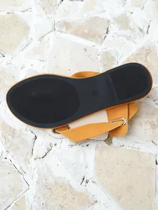 Gelbe flache Zehentrenner-Römersandalen mit rutschfester Gummisohle für den Strand.