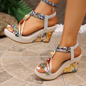 Bohemian Keilsandalen mit Blumendruck und Perlenakzenten für den Strandurlaub