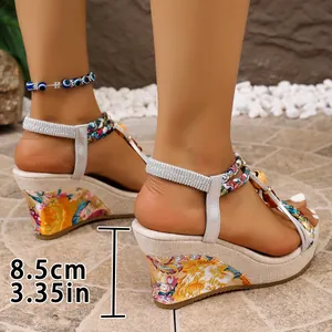 Detailansicht der böhmischen Keilsandalen mit 8,5 cm Plateauabsatz und Blumendruck