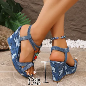 Detailansicht der Denim-Keilsandaletten mit bunten Perlen und einem 9,5 cm hohen Absatz