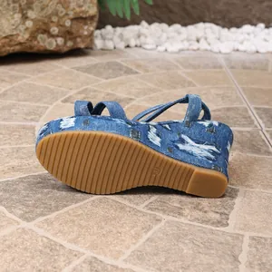 Detailansicht der Keilsandalette aus Denim mit rutschfester Gummisohle