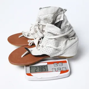 Sandalias romanas altas de dedo pesadas en una báscula digital con un peso de 278,5 g.