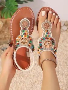 Detailweergave van Bohemian platte teenslippers met kleurrijke kralen en patronen