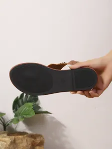 Detailopname van zwarte antislipzool van Bohemian T-strap platte sandalen maat 37