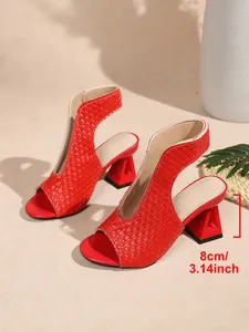 Vue détaillée de sandales rouges à bout ouvert avec talon géométrique de 8 cm de haut