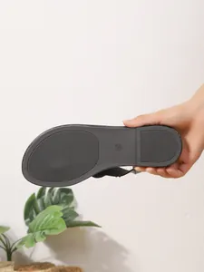 Detailopname van de antislip zwarte zool van Boheemse sandalen met maatmarkering 37
