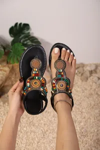 Detail van Boheemse T-strap sandalen met kleurrijk handgemaakt kralenborduursel