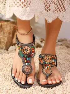 Gedetailleerd overzicht van platte boho teenslippers met levendige kleurrijke kralen
