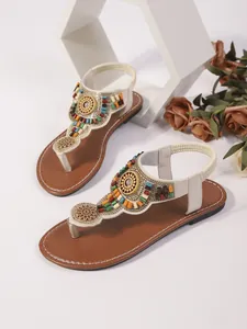 Bohemian T-strap platte sandalen met kleurrijke kralendetails op de band