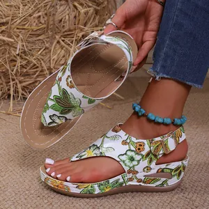 Sandali con zeppa a stampa floreale con design infradito e fibbia regolabile alla caviglia