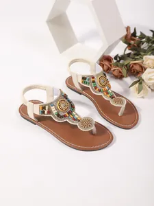 Stijlvolle bohemian platte teensandalen met kleurrijke kralen en zonnemetaaldecoraties