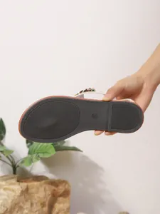 Gedetailleerd onderaanzicht van een Boheemse platte sandaal met antislip loopzool