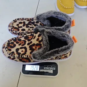 Vista dettagliata delle scarpe invernali leopardate che pesano 192,8 g.