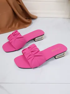 Elegante magenta geplooide slippers met glinsterende lage blokhak detail