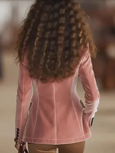 Vista posteriore dettagliata di un blazer di lusso in velluto rosa con vestibilità slim.