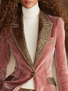 Vista dettagliata del blazer in velluto rosa da donna con revers leopardati e finiture oro