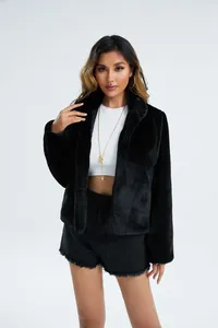 Vue rapprochée d'une élégante veste en fausse fourrure noire avec col montant et texture douce