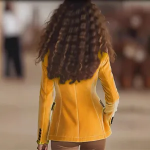 Elegante blazer in velluto giallo da donna con vestibilità slim e bottoni.