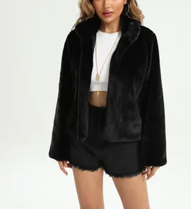 Détail d'une veste en fausse fourrure noire avec col montant et texture de lapin rex doux