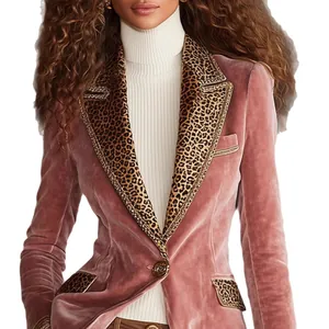 Blazer in velluto rosa da donna con revers leopardati e dettagli eleganti sulle tasche