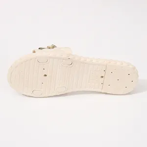 Vue détaillée de la semelle antidérapante beige d'une sandale compensée pointure 36-37.