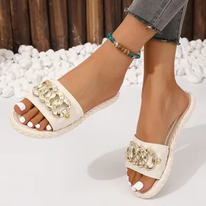 Vue détaillée de sandales blanches pour femmes avec chaîne en métal doré et strass
