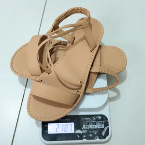 Detail view showing the 218.7g weight of beige flat gladiator beach sandals