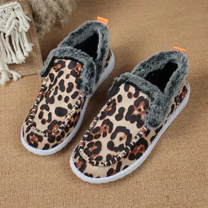Comode scarpe slip-on leopardate da donna con fodera in pelliccia sintetica grigia e suola.