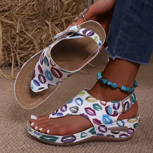 Eleganti sandali con zeppa da donna con stampa a labbra colorate e suola platform
