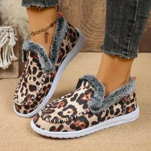Vista dettagliata delle scarpe invernali leopardate con spessa fodera in pelliccia grigia