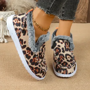 Dettaglio del motivo leopardato e della fodera in peluche di queste scarpe slip-on