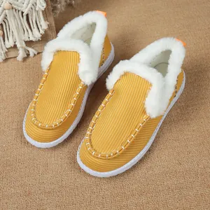 Comode scarpe slip-on in velluto a coste gialle con fodera in ecopelliccia bianca.