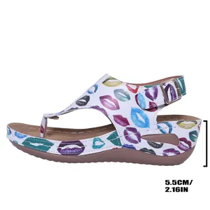 Vista laterale di sandali con zeppa da donna con stampa labbra e tacco da 5,5 cm