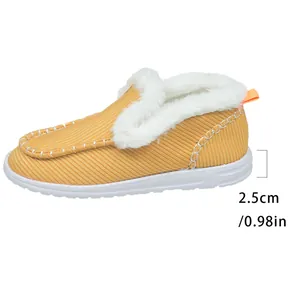 Dettaglio scarpa invernale in velluto giallo con fodera in pelliccia e suola alta 2,5 cm