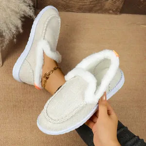 Primo piano di scarpe slip-on in velluto beige con fodera in pelliccia e cuciture.