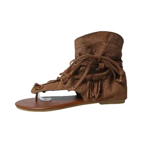 Sandalias romanas de mujer estilo bohemio con flecos y detalles troquelados en marrón