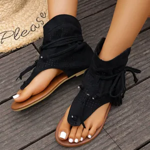 Elegantes sandalias de gladiador negras caladas con detalles de flecos para mujeres