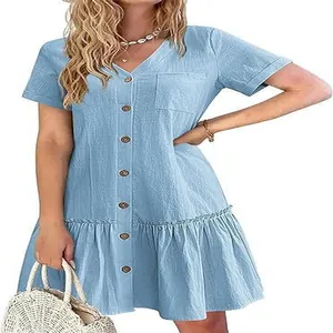 Détail d'une robe boutonnée en coton et lin bleu clair avec un élégant ourlet volanté
