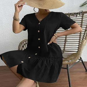 Robe décontractée noire en coton et lin avec boutons, manches courtes et ourlet volanté