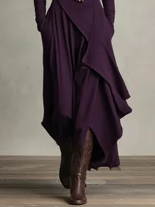 Nahaufnahme eines tiefvioletten Crossover-Maxikleides mit eleganten Rockdetails