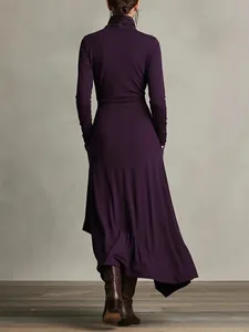 Rückansicht eines eleganten tiefvioletten Maxikleides mit hohem Kragen und Ärmeln