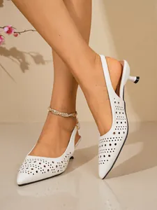 Détail de l'escarpin blanc à bout pointu avec motifs géométriques découpés au laser