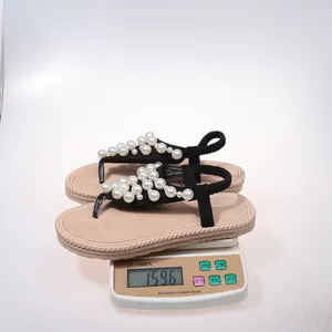 Sandali con perle da donna, peso 159,6 grammi su bilancia digitale.