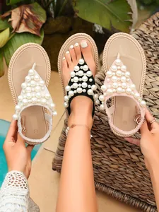 Dettaglio dei sandali con perle in stile francese disponibili in vari colori.